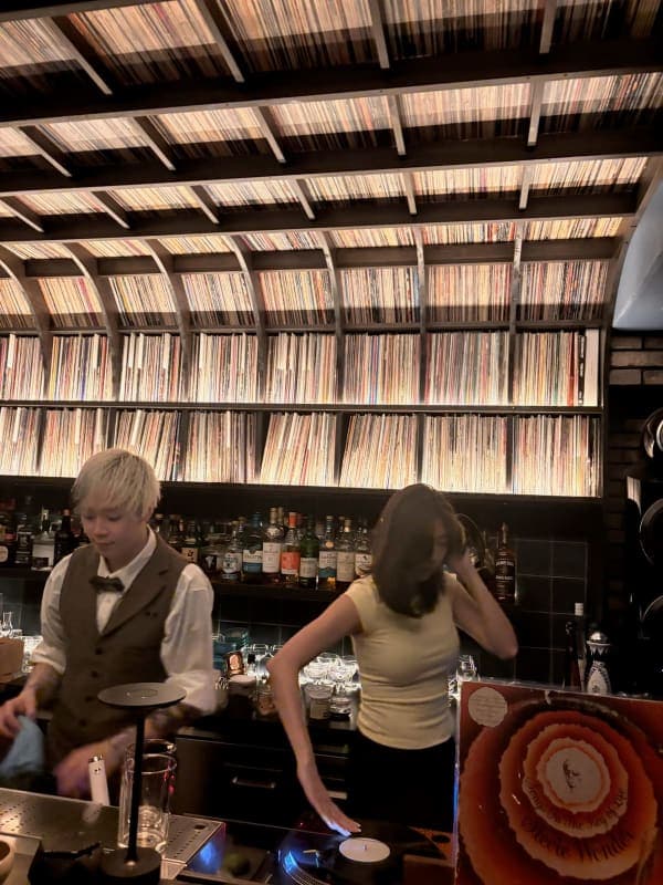 A10 Record Bar